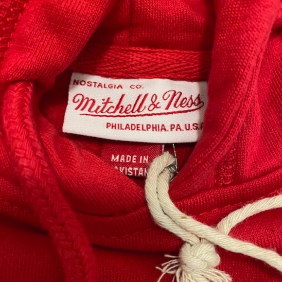 Mitchell & Ness Vancouver Grizzlies Leaf Grab Red Hoodie NWT - Picture 3 of 8